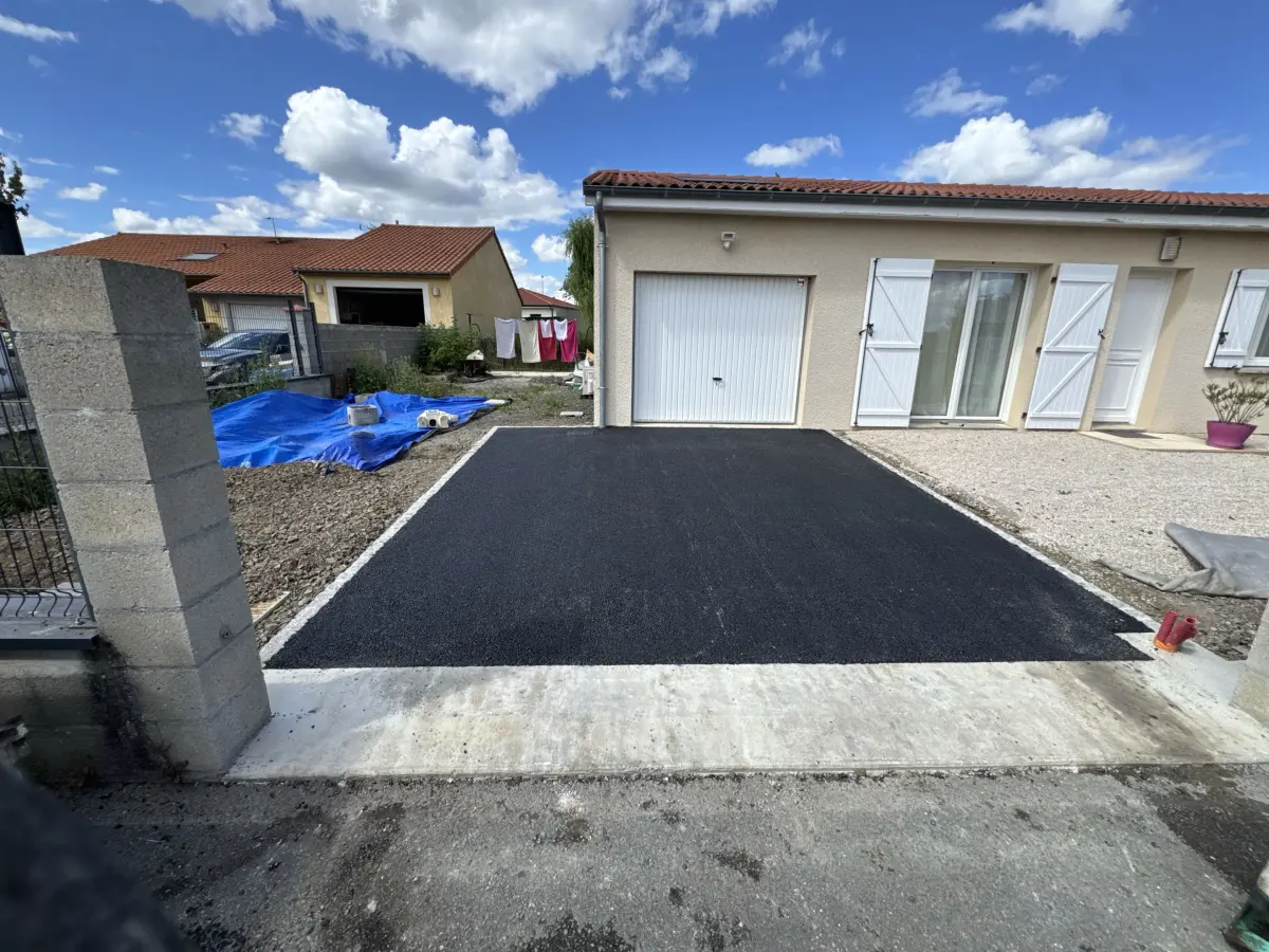 Création de seuils et pavage avec accès en enrobé à Chignat